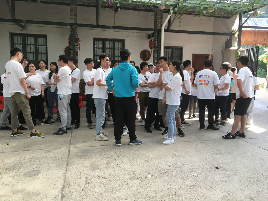 一群人站在地上

描述已自动生成