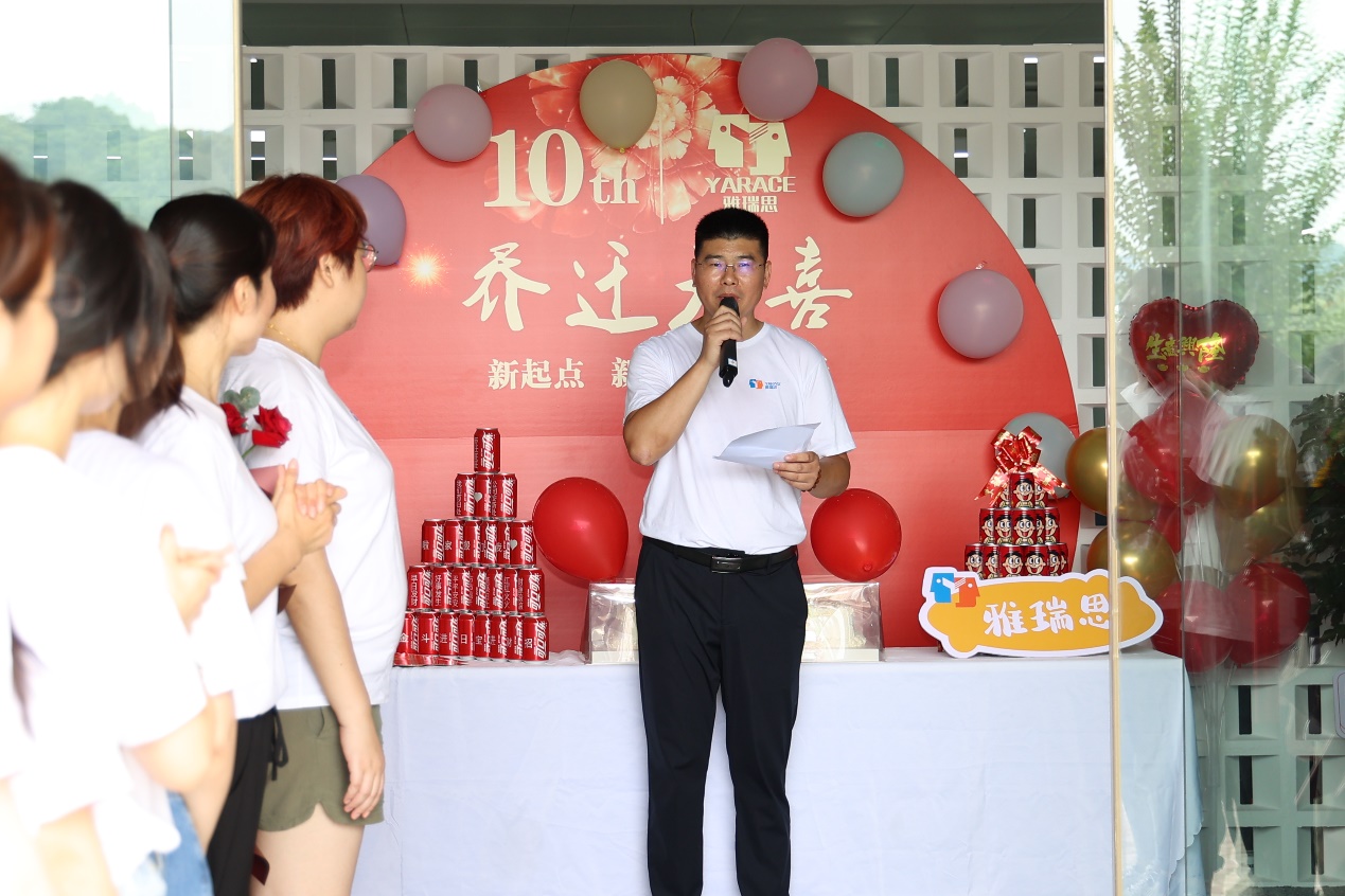 一群男人和女人站在一起

中度可信度描述已自动生成