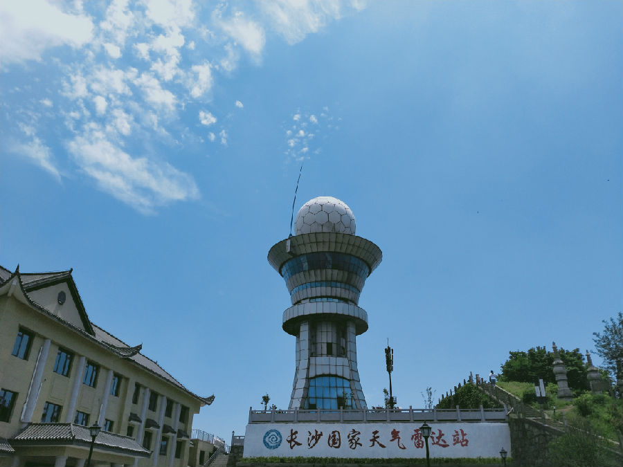 有钟表的建筑

描述已自动生成