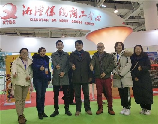 一群人站在飞机前合影  描述已自动生成